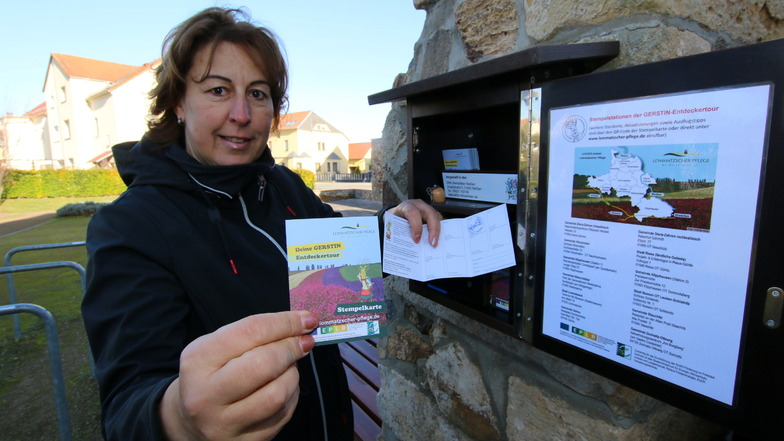 Anett Scheffler ist für die Naherholung und den Tourismus im Büro für Regionalentwicklung Lommatzscher Pflege zuständig ist. Sie zeigt die Stempelkarte für die Gerstin-Entdeckertour.