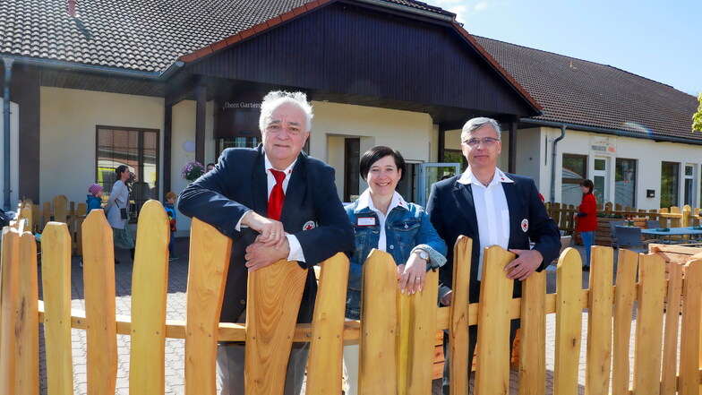 Uwe Lammel und Gottfried Hanzl vom DRK Zittau als Betreiber der neuen Senioren-Tagespflege in Oderwitz und Pflegedienstleiterin Katrin Langkowski schauen schon mal "über'n Gartenzaun" - so heißt die  Einrichtung.