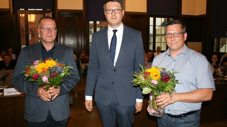 Lars Kuppi (links) von der AfD ist vom Döbelner Stadtrat zum ersten Stellvertreter des Oberbürgermeisters Sven Liebhauser (CDU, Mitte) gewählt worden. Rocco Werner (FDP)  ist wieder zweiter Stellvertreter.