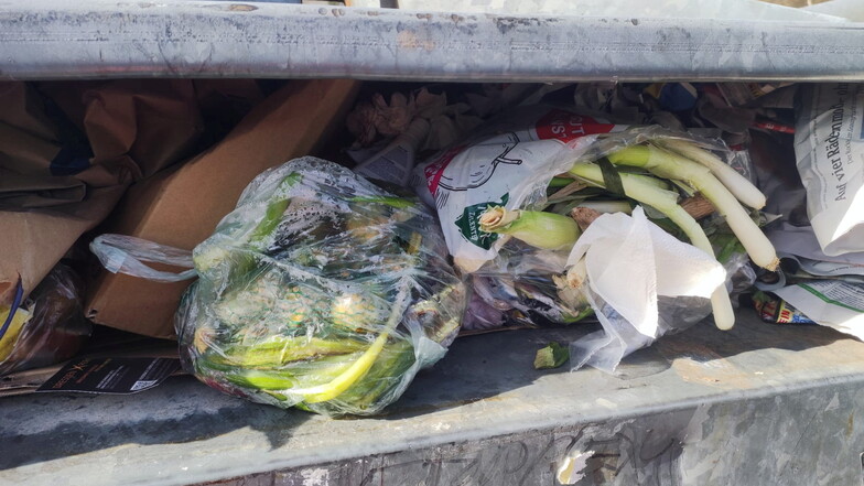 Essensreste in den städtischen Müllcontainern.