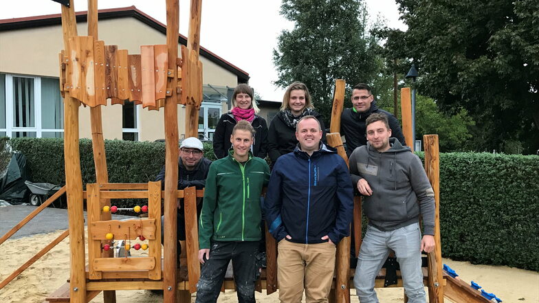 Eltern aus Neukirch bei Königsbrück freuen sich, dass das neue Spielgerät steht. Beim Aufbau halfen Sven Becker, Falk Bergmann, André Grafe, Marchel Eichler (unten von links) und Stefani Hönzke, Susann Bergmann sowie Nikolaus Biskupek.