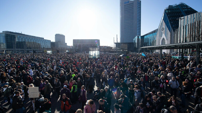 Rund 20.000 Menschen hatten sich am Samstag zu einer "Querdenker"-Demo auf dem Leipziger Augustusplatz versammelt. Die Stadt ließ sie gut zweieinhalb Stunden lang gewähren.