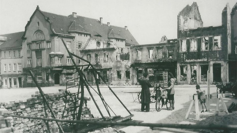 Ostseite des Marktplatzes Der verheerende Brand von 1945 beschädigte die Hälfte aller Häuser auf dem Markt. Der Aufbau begann rund zehn Jahre später und dauerte nur wenige Jahre.Fotos: Stadtmuseum Neustadt