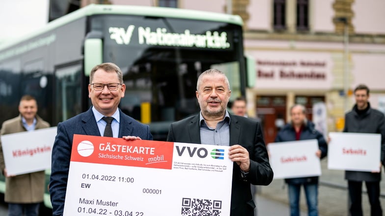 Freie Fahrt für Urlauber: Landrat Michael Geisler (re.) und VVO-Chef Burkhard Ehlen präsentieren die Gästekarte mobil für die Sächsische Schweiz.