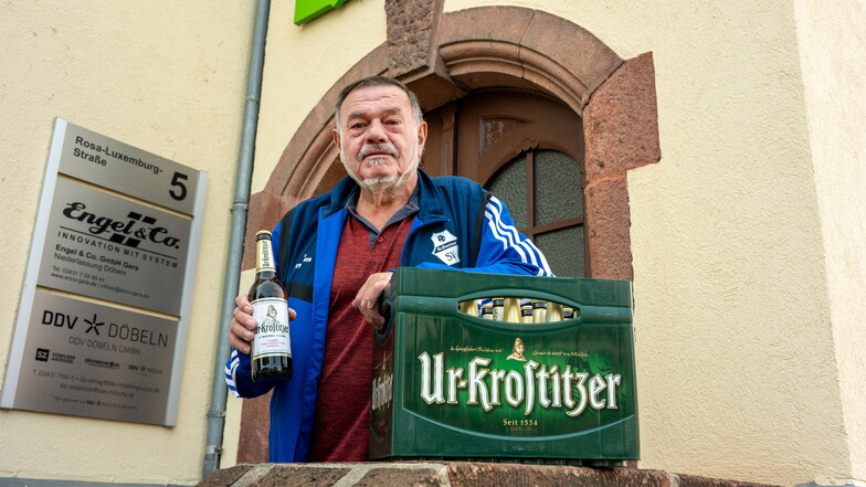 Manfred Otto aus Roßwein gewann denn siebten Wettbewerb und nahm den Spieltagspreis, einen Kasten Ur-Krostitzer, entgegen.