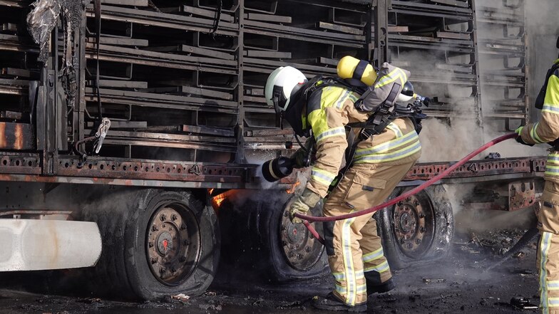 Die Feuerwehr konnte den Brand löschen, der Auflieger ist allerdings nahezu vollständig ausgebrannt.