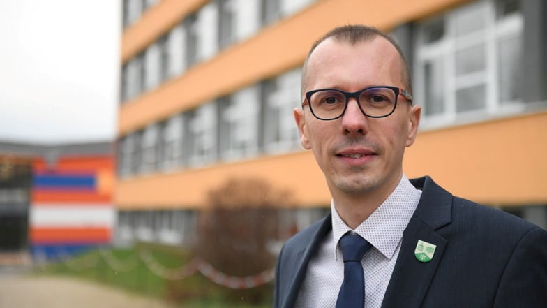 Er ist es nicht, sucht aber fleißig mit: Bürgermeister Heiko Wersig bittet Menschen, die 1999 geboren wurden und in Bannewitz aufwuchsen, sich zu melden.