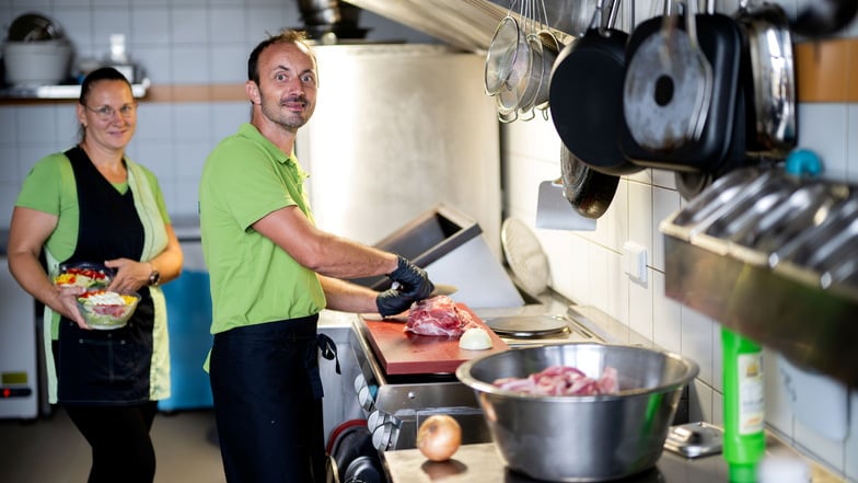 Sina und Dirk Reck kochen jetzt im TGZ Bautzen. Ihr Markenzeichen: frisch zu bereitete Hausmannskost.