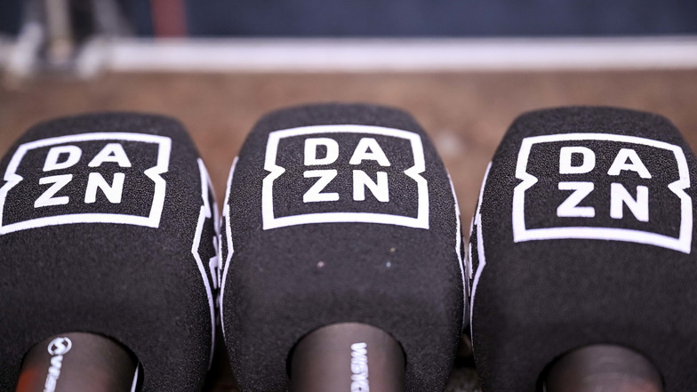 Drei Mikrofone des Anbietern DAZN.