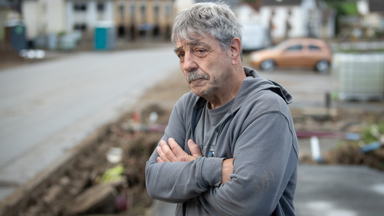 Mit Tränen in den Augen steht Bernd Gasper an der Hauptstraße in Altenahr und blickt auf die Trümmer seines von der Flut zerstörten Elternhauses. Mittlerweile hat ihm ein Gutachter den Abriss des Gebäudes empfohlen.