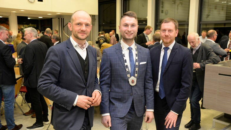 Beim Neujahrsempfang der Stadt Rothenburg begrüßte Bürgermeister Philipp Eichler unter seinen Gästen Ministerpräsident Michael Kretschmer (rechts) und Landrat Stephan Meyer (links) im Audimax der Polizeihochschule.