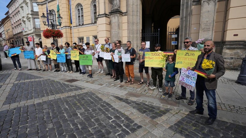 Rund 20 Menschen gedachten am Freitagnachmittag in Zittau der Opfer von Solingen.