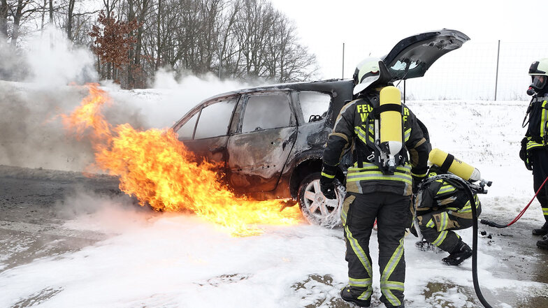 Auto brennt auf der A4 bei Wilsdruff