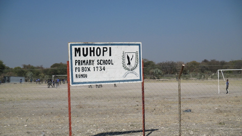 Mitten in der kargen Landschaft in Namibia befindet sich die Muhopi-Primary-School.