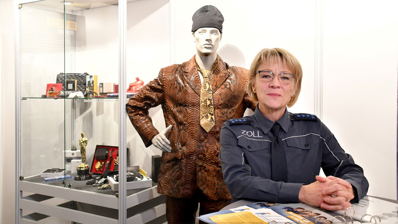 Heike Wilsdorf vom Dresdner Zoll vor einer Puppe, die einen Anzug aus Waranleder trägt. Dessen Einfuhr nach Deutschland ist verboten.
