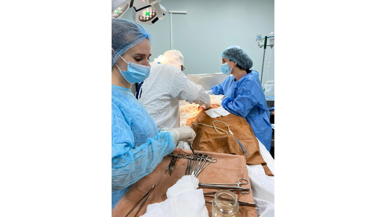 Alvina (rechts) bei einer Operation in Kiew.
