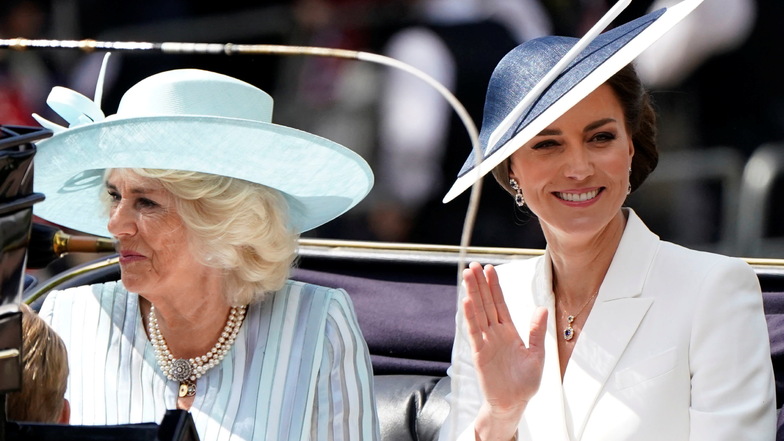 Camilla (l.), Herzogin von Cornwall, und Kate, Herzogin von Cambridge, verlassen in einer Kutsche den Buckingham Palast.