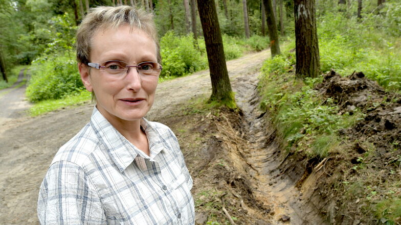 Angela Bültemeier, die Leiterin des städtischen Zittauer Forstbetriebes am Wasserleitungsweg im Gebirge. Dort werden gerade neue Entwässerungsgräben gezogen. Aber nur an wenigen Wegen wird etwas gemacht.