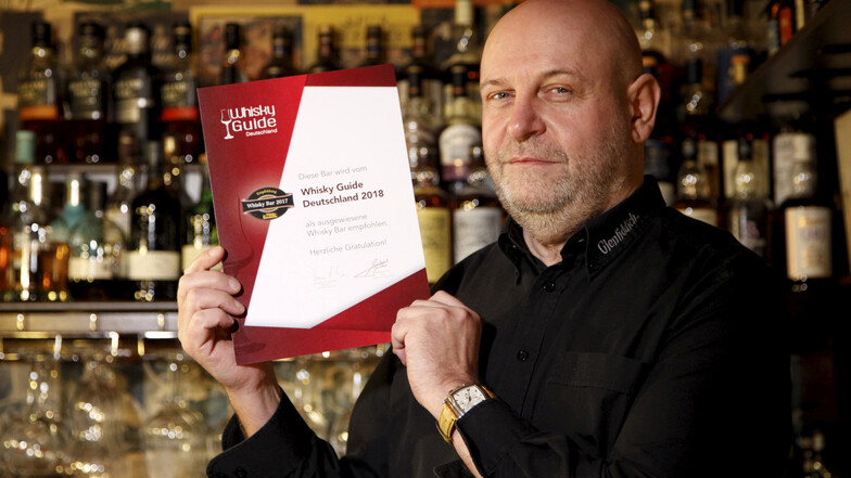 Heiko Winkler vom "Filmriß" hält den Whisky Guide Deutschland in den Händen.