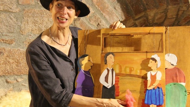 Die Künstlerin Uta Davids aus Pulsnitz spielt Puppentheater auch für Erwachsene. In der obersten Etage des Nicolaiturmes begeisterte sie die Besucher mit Liebesgeschichten aus Frankreich, dargestellt in ihrem Flachfigurentheater.