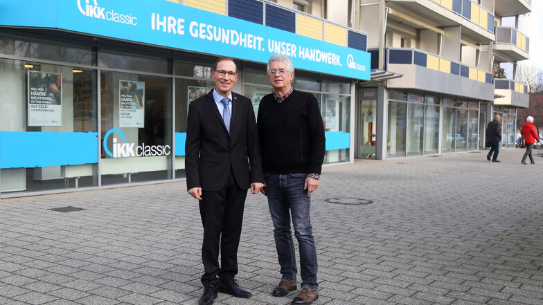 RegionaIgeschäftsführer Bernd Amann (links) steht vor dem neuen Servicecenter der IKK classic. Den Hinweis, dass die Räume leer stehen, erhielt er vom ehemaligen Kreishandwerksmeister Kurt Hähnichen.