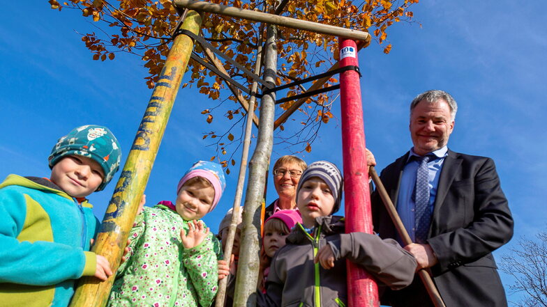 Im November 2018 pflanzte Oberbürgermeister Uwe Rumberg mit Kindern am Storchenbrunnen eine Linde - einer der ersten von 140 Bäumen.