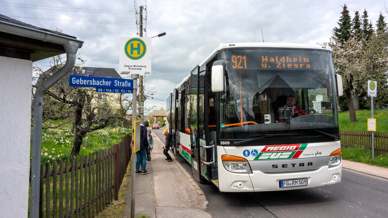 Der Döbelner Ortsteil Ziegra ist - zumindest an Schultagen - über die Buslinie Waldheim-Döbeln gut angebunden. Allerdings verärgert der hohe Preis für eine Fahrt nach Döbeln die Bewohner.