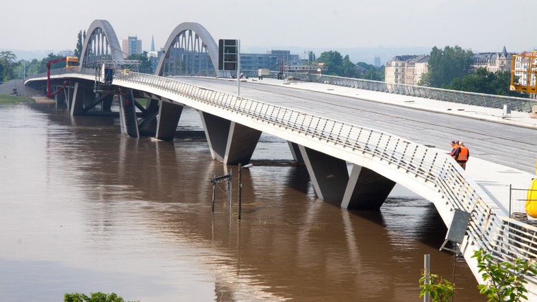 Selbst bei der Juniflut 2013 ragt die Waldschlößchenbrücke im Bereich der Bögen noch zehn Meter über der Elbe empor.