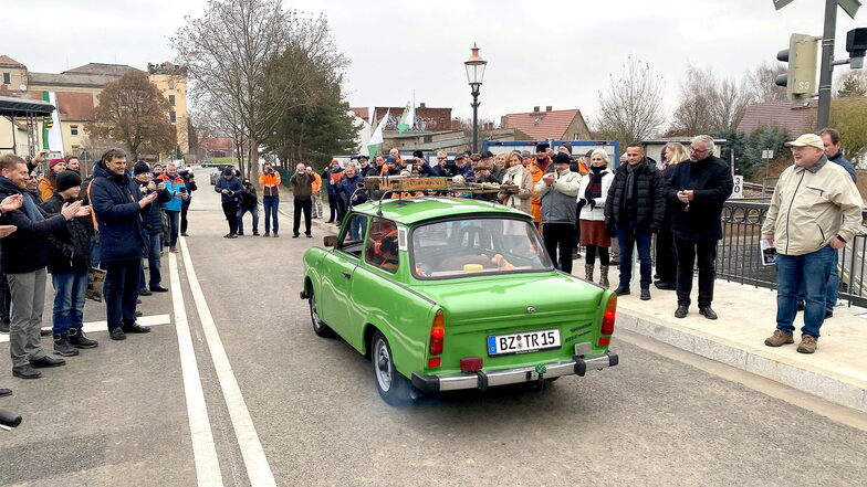 Thomas Möbius durfte mit seinem grünen Trabant 601 als Erster über die freigegebene Brücke fahren.