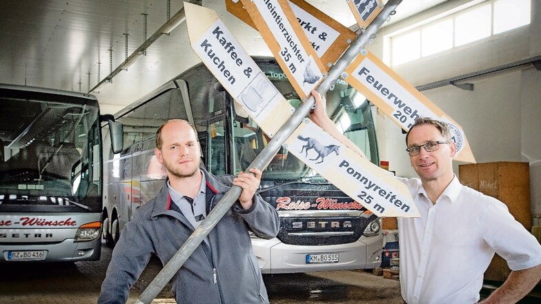 Die Brüder André und René Boinski (l.) sind startklar. Für die aktuelle Bus-Saison und für die lang geplante Geschäftsübernahme der Firma „Reisewünsche“ in Schwepnitz. In vierter Generation führen die beiden dann das Traditionsunternehmen weiter.