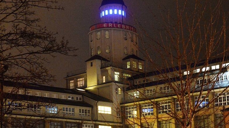 ... hat die tägliche Lichtinstallation am Ernemann-Turm der Technischen Sammlungen einen ganz anderen Hintergrund.                                                                                                                                                                                                                                                                                                                                                                                                                                                                                                             Foto: Christian Juppe  /  / Sächsische Zeitung