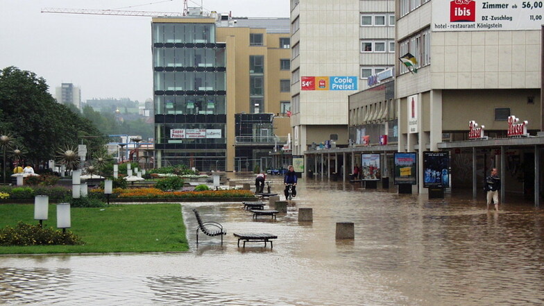 Die Prager Straße während der Flut.