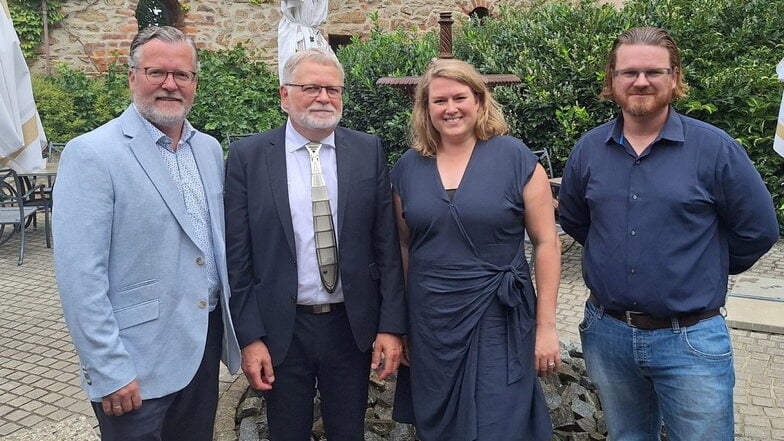 Neben Nachfolger Dr. Vincent Lugert (r.) und dessen Stellvertreterin Dr. Alexandra Segelken-Voigt nahm auch der Königswarthaer Bürgermeister Swen Nowotny (l.) an der Verabschiedung von Dr. Gert Füllner teil.