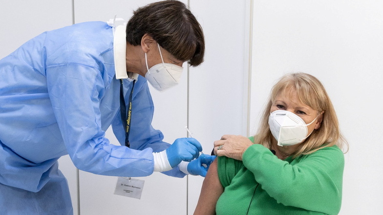 Sachsens Gesundheitsministerin Petra Köpping erhält in der Impfstelle Pirna von Vladimir Marinescu die 4. Corona-Schutzimpfung mit dem Omikron-Vakzin von Biontech.