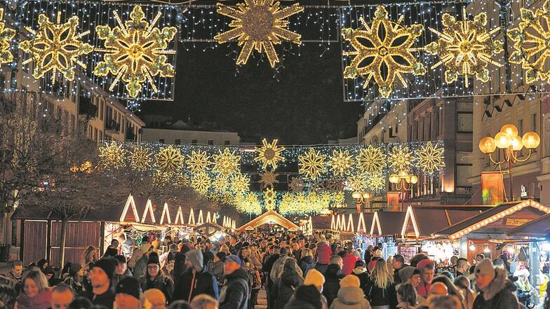 Im polnischen Wroclaw hat der Weihnachtsmarkt dieses Jahr geöffnet. Das Gedränge ist groß; die Krankenhäuser sind durch Corona am Limit.