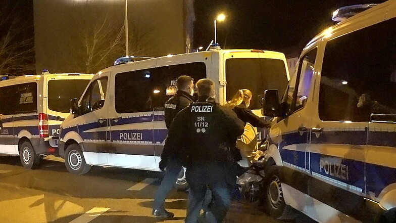 Das Foto zeigt die Attacke bei der Corona-Demo in Pirna.