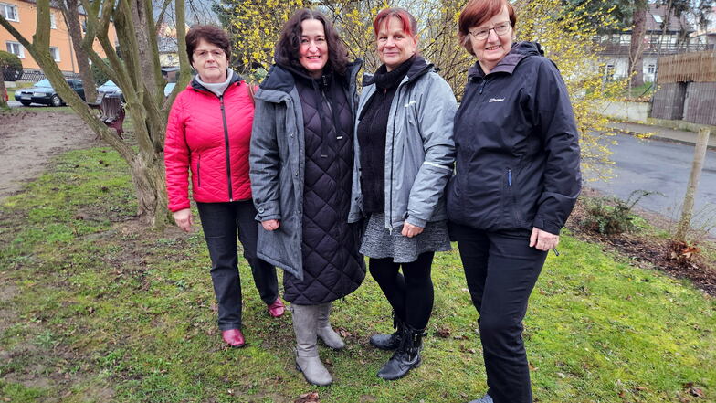 Besuchen den neuen Frauenort in Niederhäslich: Karin Prautzsch-Gutschlich, Sabine Böhm, Gleichstellungsbeauftragte Jona Hildebrandt und Ute Genderjahn (v.l.n.r.) vom Arbeitskreis "Frauen für Frauen" (v.l.n.r.).