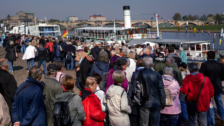 Lange vor Beginn der Parade warteten hunderte Passagiere auf Einlass.