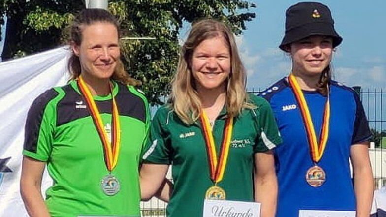 Anne Eichhorn (Mitte) strahlt bei der Siegerehrung der Deutschen Meisterschaft in Lindenberg mit der Sonne um die Wette. Zum zweiten Mal hat sie in diesem Jahr den Titel geholt. Und das bei komplizierten Bedingungen mit Bestleistung.