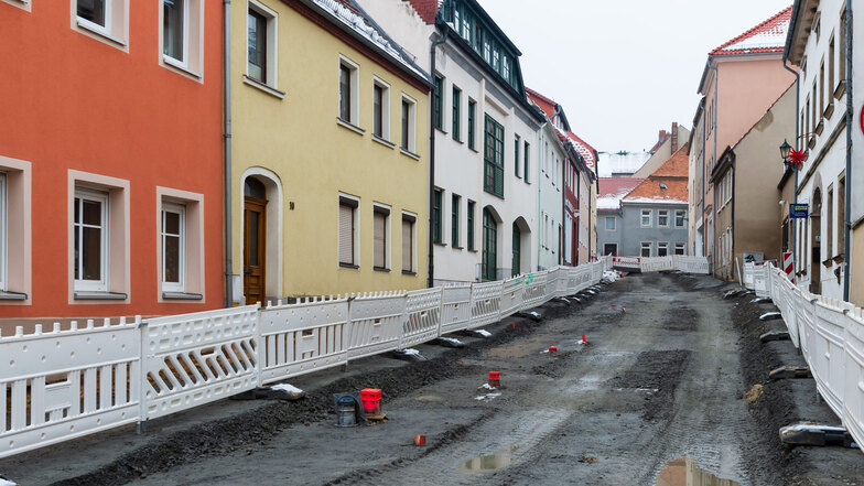 Die Herrmannstraße in Bischofswerda am Donnerstag. Frost und die Folgen des Schneefalls sorgten für eine Pause auf der Baustelle. Am Freitag waren Bauarbeiter dann wieder vor Ort.
