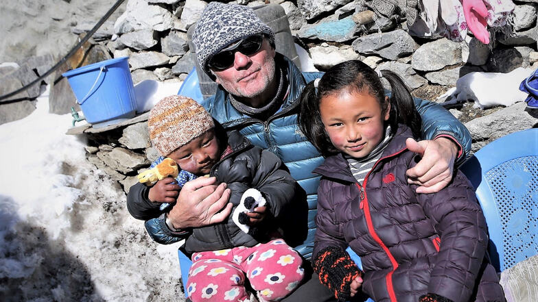 Reinhard Richter übernachtete fast ausschließlich bei nepalesischen Familien. Diesen beiden Kindern brachte er obendrein das Schneemannbauen bei, das hier noch keiner kannte.