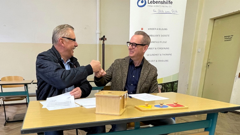 Mayor Jörg Mildner (left), head of the Lebenshilfe association Ralf Thiele: rented rooms in the former Lohmen middle school to begin with.