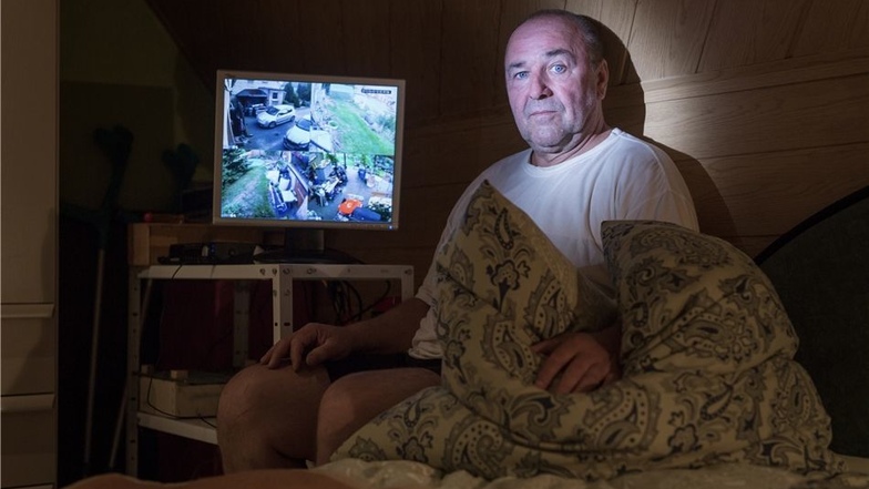 Klaus-Peter Jerga wohnt im Ostritzer Stadtteil Leuba. Er beobachtet auf dem Monitor im Schlafzimmer die Bilder der Kameras, die er rings ums Haus postiert hat. Bei ihm wurde in diesem Jahr schon mehrfach eingebrochen.