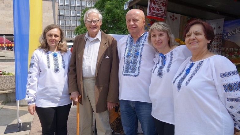 Hans Adamec auf dem Markt der Minderheiten in Usti nad Labem (Aussig) mit Vertretern der ukrainischen Minderheit.