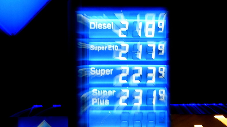 Die Preise für Diesel und Benzin sind an einer Tankstelle in München: Vor allem Vielfahrer belastet die Kraftstoffpreis-Entwicklung.