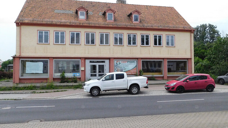 Das Ex-Mallmanncenter in Rietschen soll mit Strukturwandelgeld zum Bürokomplex umgebaut werden. Neben Einnahmen aus der Vermietung profitieren Gemeinde und Einwohner durch die Ansiedlung neuer Arbeitsplätze im Ort.