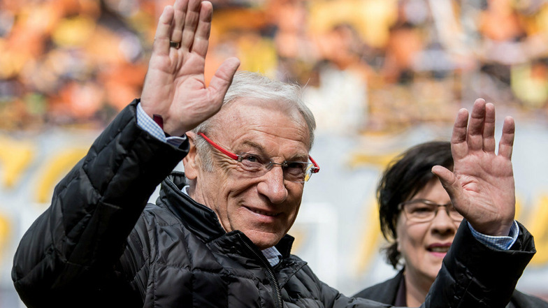 Eduard Geyer winkt den Dynamo-Fans im Stadion. Jetzt analysiert der Kult-Trainer die vorige Saison - und ist in seiner Kritik gewohnt schonungslos.