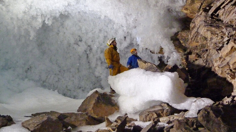 Wissenschaftler sammeln Daten zum Permafrost in einer Höhle in Sibirien.