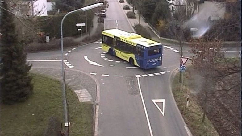 Über den Mini-Kreisel in Flamersheim fahren auch Busse.