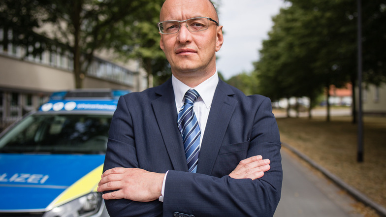 Dirk Münster ist Chef des Abwehrzentrums für Extremismus und Terrorismus (PTAZ) im Landeskriminalamt. Er hat seine Laufbahn bei der sächsischen Polizei 1990 begonnen und arbeitet seit dem Studium im Staatsschutz.